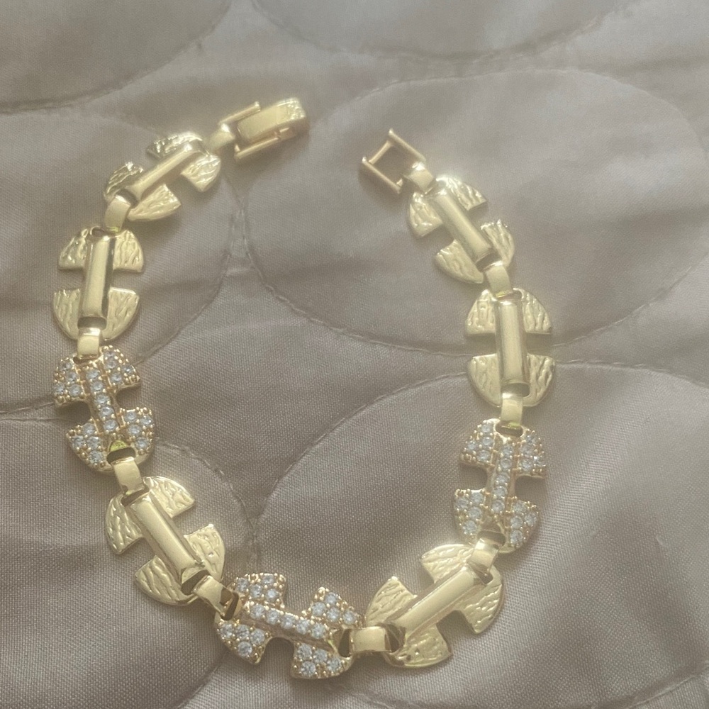 Chic Gold Bracelet with Sparkling Accents